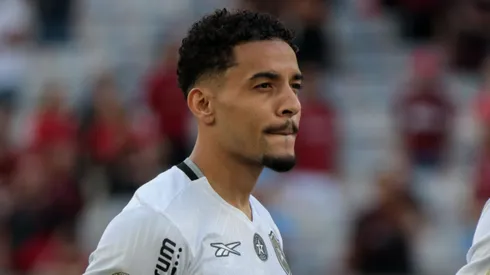 PR – CURITIBA – 05/10/2024 – BRASILEIRO A 2024, ATHLETICO-PR X BOTAFOGO – Gregore jogador do Botafogo durante execucao do hino nacional antes da partida contra o Athletico-PR no estadio Arena da Baixada pelo campeonato Brasileiro A 2024. Foto: Robson Mafra/AGIF