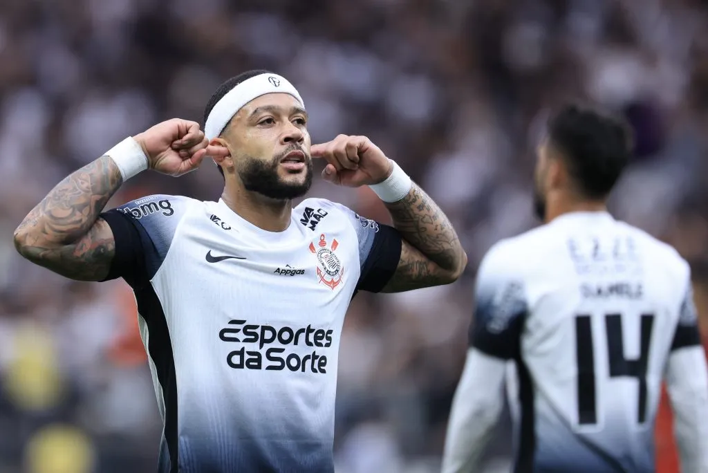SP – SAO PAULO – 19/04/2025 – BRASILEIRO A 2025, CORINTHIANS X SPORT – Memphis Depay jogador do Corinthians comemora seu gol durante partida contra o Sport no estadio Arena Corinthians pelo campeonato Brasileiro A 2025. Foto: Marcello Zambrana/AGIF