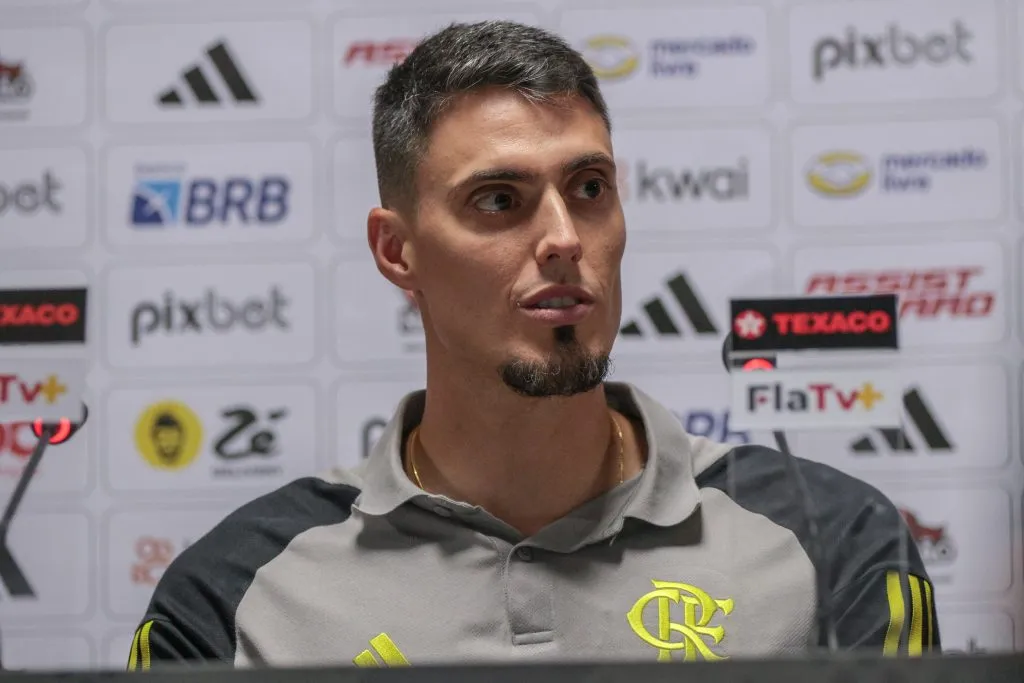 Matheus Bachi, auxiliar técnico, durante entrevista coletiva após a partida contra o Athletico-PR no Campeonato Brasileiro de 2024. Foto: Robson Mafra/AGIF