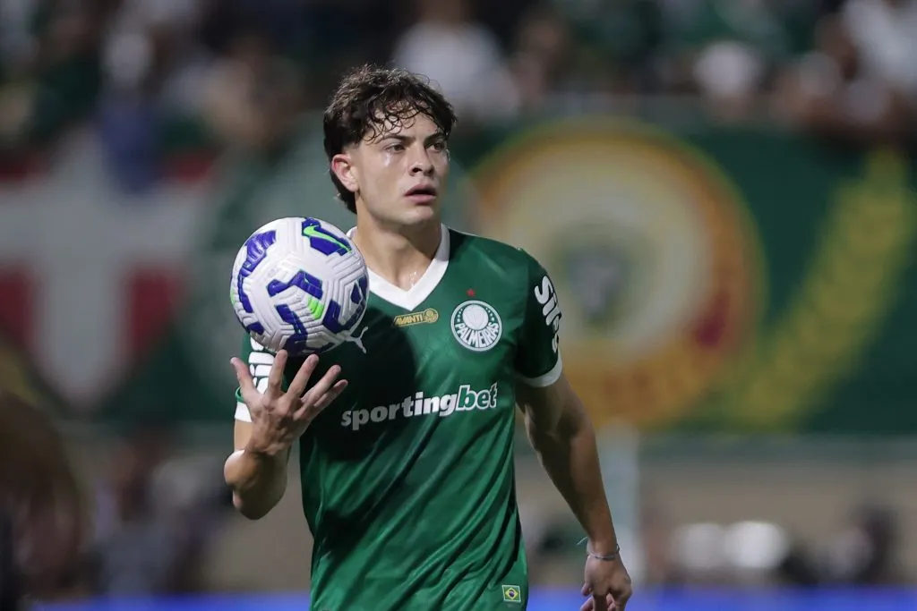 SP – BARUERI – 12/04/2025 – BRASILEIRO A 2025, PALMEIRAS X CORINTHIANS – Agustin Giay jogador do Palmeiras durante partida contra o Corinthians no estadio Arena Barueri pelo campeonato Brasileiro A 2025. Foto: Ettore Chiereguini/AGIF