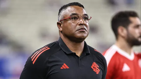Roger Machado durante confronto contra o Fortaleza no Brasileirão 2025.