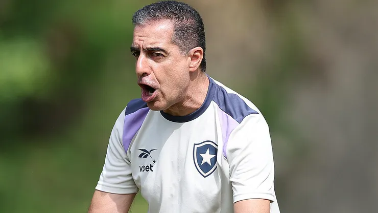 Foto: Vitor Silva/Botafogo - Renato Paiva durante treinamento do Botafogo.