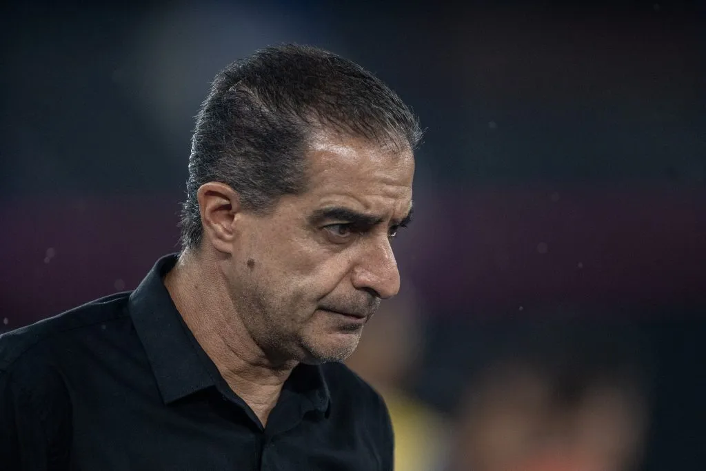 RJ – RIO DE JANEIRO – 16/04/2025 – BRASILEIRO A 2025, BOTAFOGO X SAO PAULO – Renato Paiva tecnico do Botafogo durante partida contra o Sao Paulo no estadio Engenhao pelo campeonato Brasileiro A 2025. Foto: Thiago Ribeiro/AGIF