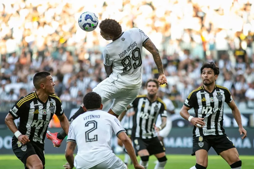 Igor Jesus jogador do Botafogo durante partida contra o Atletico-MG no estadio Mineirao pelo campeonato Brasileiro A 2025. Foto: Fernando Moreno/AGIF