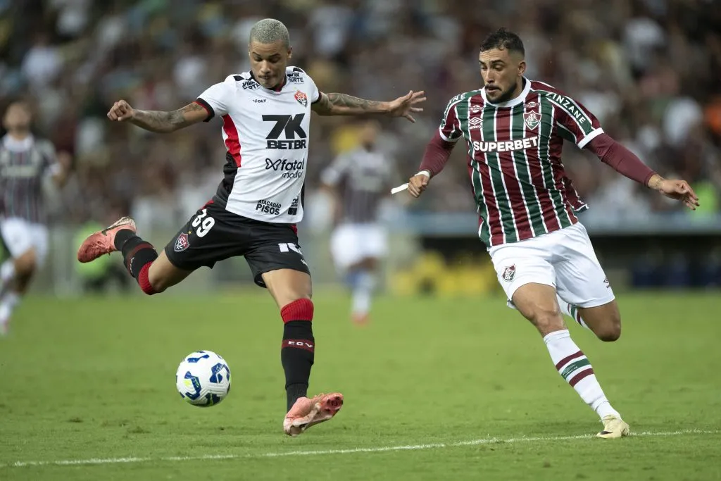 RJ – RIO DE JANEIRO – 20/04/2025 – BRASILEIRO A 2025, FLUMINENSE X VITORIA – Ignacio jogador do Fluminense disputa lance com Janderson jogador do Vitoria durante partida no estadio Maracana pelo campeonato Brasileiro A 2025. Foto: Jorge Rodrigues/AGIF
