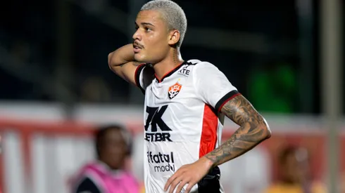 BA – SALVADOR – 16/04/2025 – BRASILEIRO A 2025, VITORIA X FORTALEZA – Janderson jogador do Vitoria comemora seu gol com jogadores do seu time durante partida contra o Fortaleza no estadio Barradao pelo campeonato Brasileiro A 2025. Foto: Jhony Pinho/AGIF