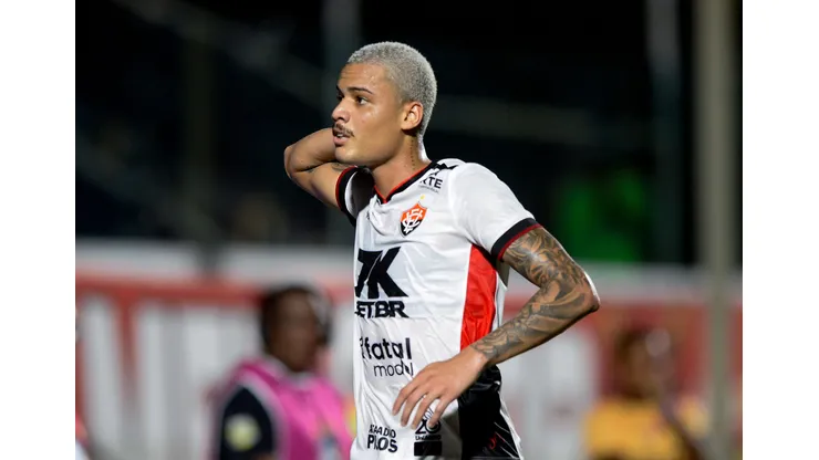 BA - SALVADOR - 16/04/2025 - BRASILEIRO A 2025, VITORIA X FORTALEZA - Janderson jogador do Vitoria comemora seu gol com jogadores do seu time durante partida contra o Fortaleza no estadio Barradao pelo campeonato Brasileiro A 2025. Foto: Jhony Pinho/AGIF