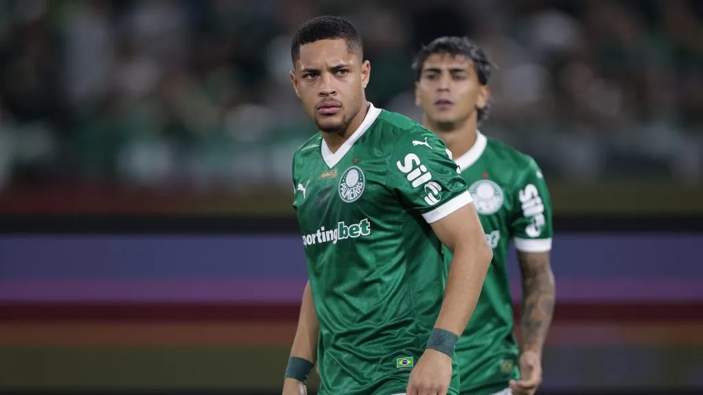 Vitor Roque, jogador do Palmeiras, durante partida contra o Corinthians na Arena Barueri, pelo Brasileirão 2025. Foto: Ettore Chiereguini/AGIF