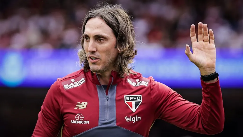 Luis Zubeldia tecnico do Sao Paulo durante partida contra o Santos no estadio Morumbi pelo campeonato Brasileiro A 2025. Foto: Fabio Giannelli/AGIF
