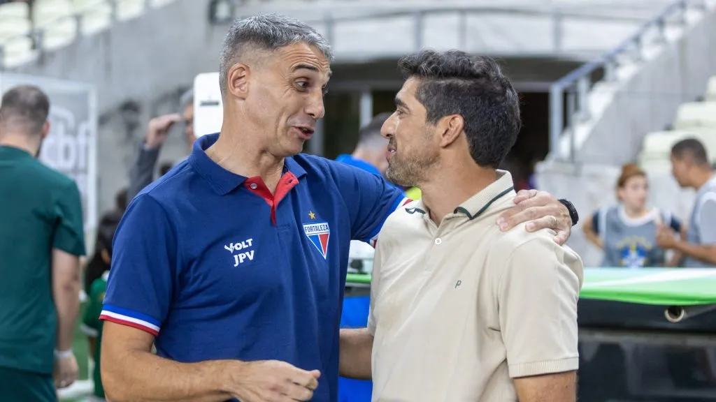 Vojvoda, técnico do Fortaleza, em partida contra o Palmeiras pelo Campeonato Brasileiro 2025. Foto: Lucas Emanuel/AGIF