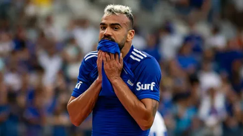 Fabrício Bruno lamentando em partida pelo Cruzeiro. Foto: Fernando Moreno/AGIF