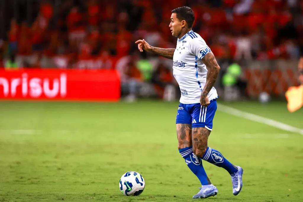 SP – PORTO ALEGRE – 06/04/2025 – BRASILEIRO A 2025, INTERNACIONAL X CRUZEIRO – Dudu jogador do Cruzeiro durante partida contra o Internacional no estadio Beira-Rio pelo campeonato Brasileiro A 2025. Foto: Maxi Franzoi/AGIF