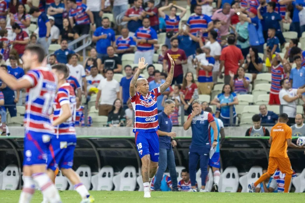 CE – FORTALEZA – 20/04/2025 – BRASILEIRO A 2025, FORTALEZA X PALMEIRAS – [Deyverson] jogador do Fortaleza comemora seu gol durante partida contra o Palmeiras no estadio Arena Castelao pelo campeonato Brasileiro A 2025. Foto: Baggio Rodrigues/AGIF