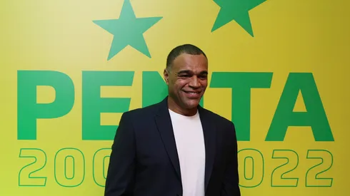 O ex-jogador de futebol brasileiro Denilson comparece a uma cerimônia organizada pela Confederação Brasileira de Futebol para homenagear os campeões mundiais da FIFA de 2002 no 20º aniversário no Fairmont Hotel em 30 de junho de 2022 no Rio de Janeiro, Brasil. (Foto de Buda Mendes/Getty Images)