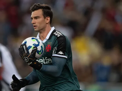 Após brilhar contra o Flamengo, Léo Jardim vira pauta nos bastidores do Vasco