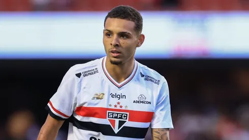 Matheus Alves durante confronto contra o Santos no Campeonato Brasileiro de 2025.
