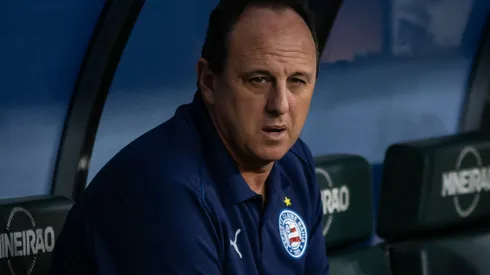 Rogério Ceni durante confronto contra o Cruzeiro no Campeonato Brasileiro de 2025.