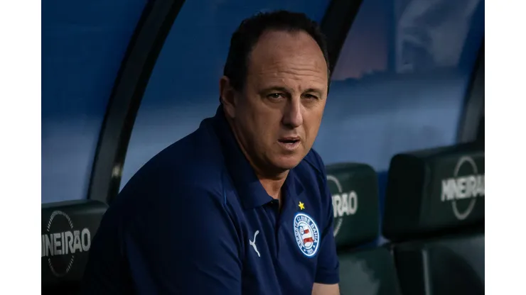 Rogério Ceni durante confronto contra o Cruzeiro no Campeonato Brasileiro de 2025.