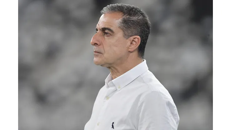 Renato Paiva durante confronto contra o Carabobo na Libertadores de 2025.