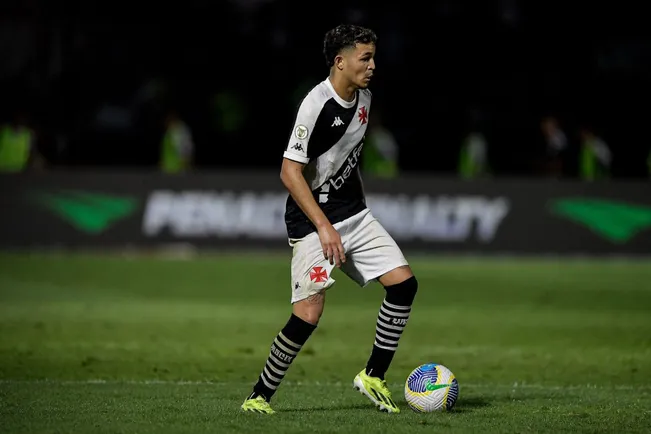 Adson durante partida contra o Bragantino no Campeonato Brasileiro de 2024. Foto: Thiago Ribeiro/AGIF