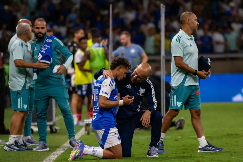 Leonardo Jardim conversando com Rodriguinho antes dele entrar em campo em partida Cruzeiro x Bahia –  Foto: Fernando Moreno/AGIF