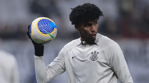 Hugo Souza volta a treinar com bola no CT Joaquim Grava. Foto: Ettore Chiereguini/AGIF