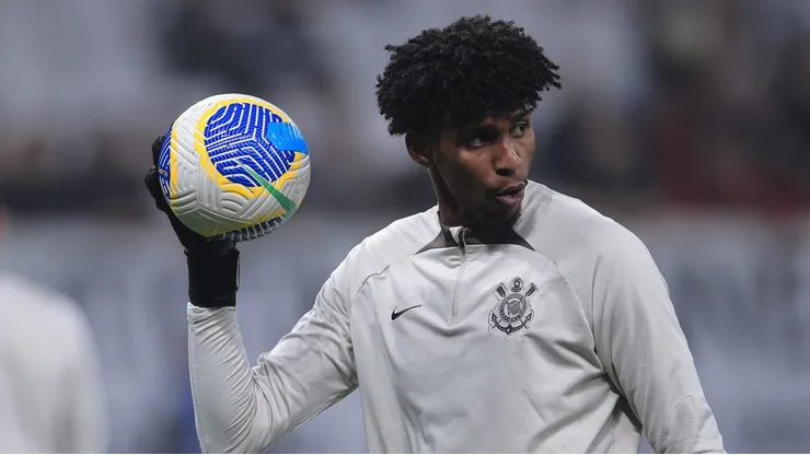 Hugo Souza volta a treinar com bola no CT Joaquim Grava. Foto: Ettore Chiereguini/AGIF