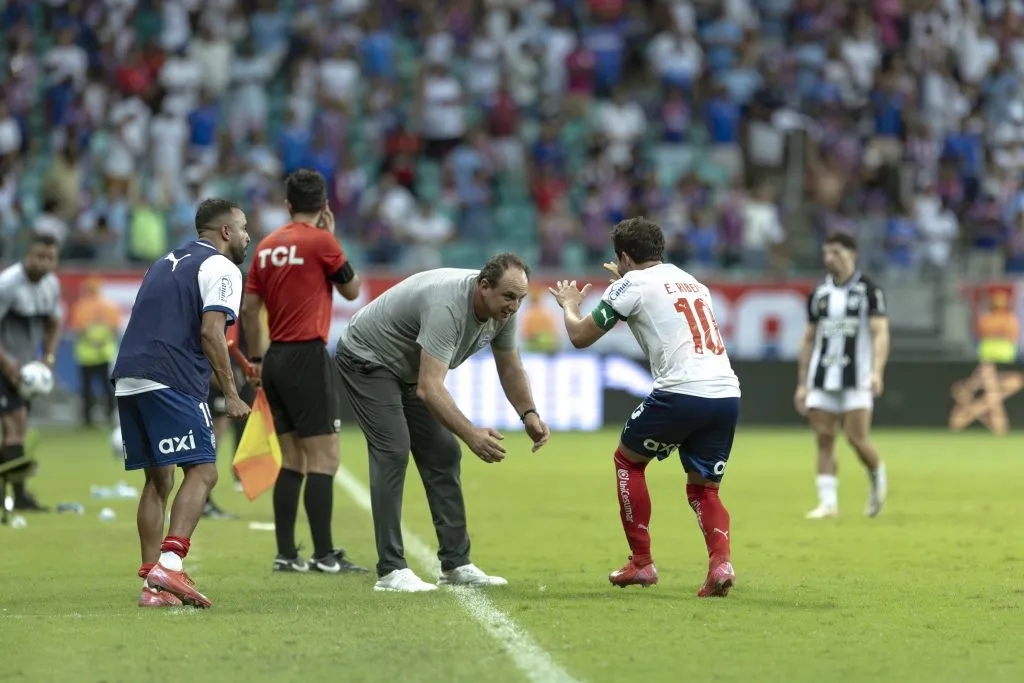 Everton Ribeiro comemora gol com Rogério Ceni (Imagem: Rafael Rodrigues/EC Bahia)