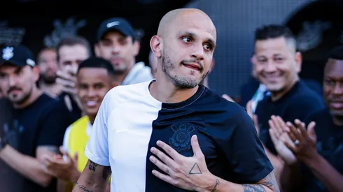SP – SAO PAULO – 02/12/2023 – BRASILEIRO A 2023, CORINTHIANS X INTERNACIONAL – Fabio Santos jogador do Corinthians antes da partida contra o Internacional no estadio Arena Corinthians pelo campeonato Brasileiro A 2023. Foto: Fabio Giannelli/AGIF