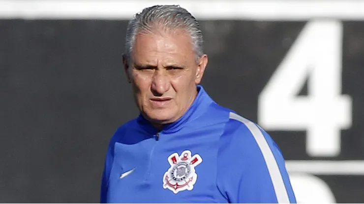 Tite durante treinamento do Corinthians em 2016.