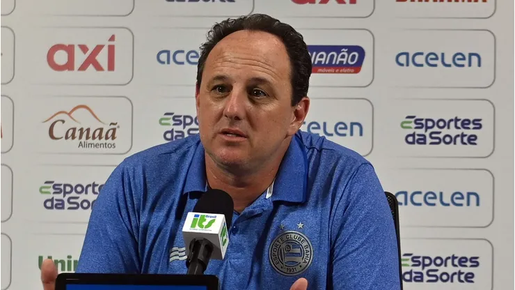 Rogério Ceni durante apresentação no Bahia em 2023.