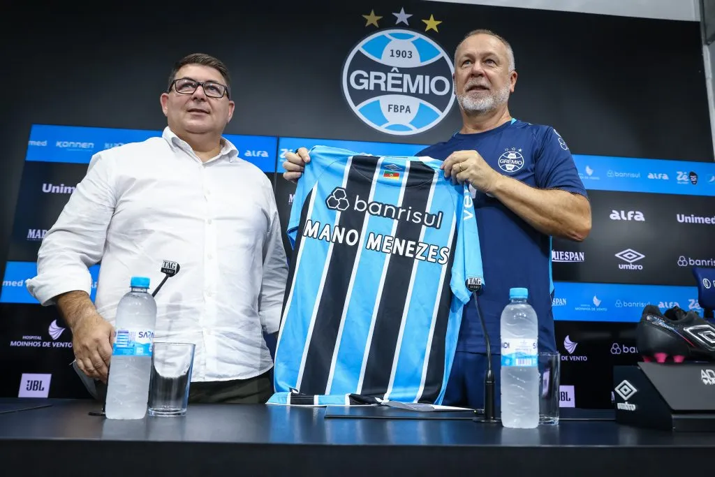 RS – FUTEBOL/APRESENTACAO GREMIO  – ESPORTES – Vice-presidente de futebol Alexandre Rossato apresenta Mano Menezes como novo treinador do Gremio para a temporada 2025. FOTO: LUCAS UEBEL/GREMIO FBPA