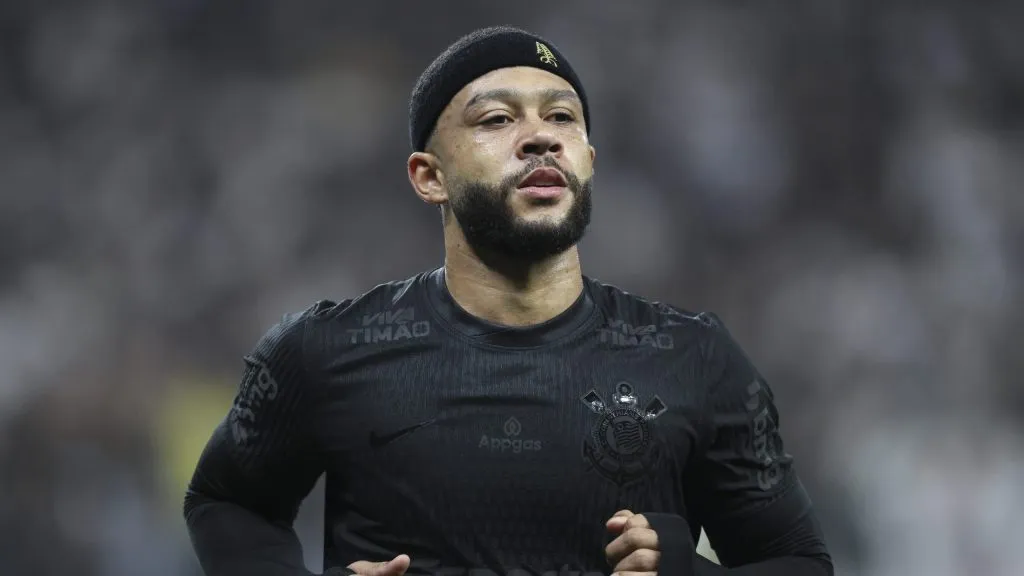 Memphis Depay em partida pelo Corinthians.  (Photo by Alexandre Schneider/Getty Images)
