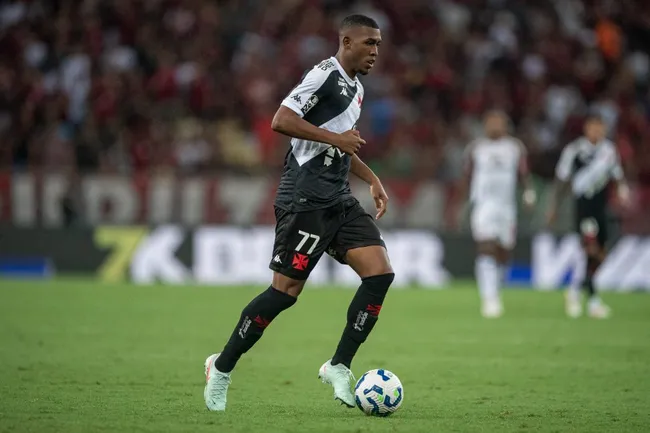 Rayan jogador do Vasco durante partida contra o Flamengo no Maracanã pelo campeonato Brasileiro A 2025. Foto: Thiago Ribeiro/AGIF