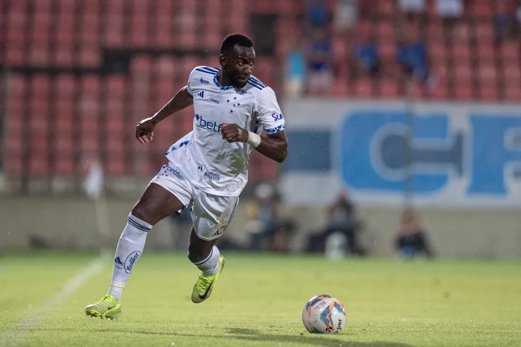 Bolasie jogador do Cruzeiro durante partida contra o Democrata pelo campeonato Mineiro 2025. Foto: Alessandra Torres/AGIF