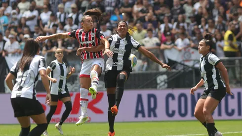 Jogadoras do Corinthians e São Paulo em partida do Brasileirão Feminino – (Crédito: Nilton Fukuda / São Paulo FC)