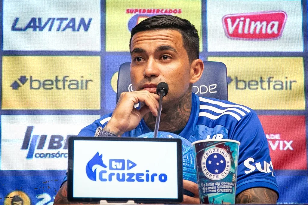 MG – BELO HORIZONTE – 03/01/2025 – CRUZEIRO APRESENTACAO DO JOGADOR DUDU –  durante sua apresentacao oficial como jogador do Dudu em coletiva de imprensa realizada no CT Toca II. Foto: Fernando Moreno/AGIF