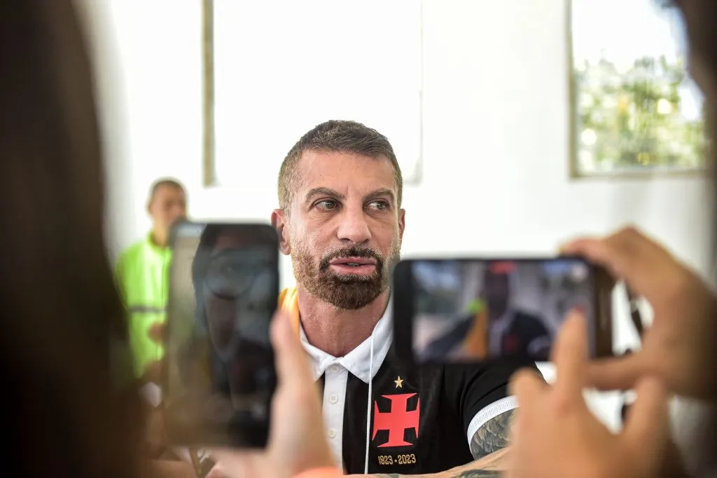 RJ – RIO DE JANEIRO – 11/11/2023 – VASCO, ELEICAO PARA PRESIDENTE – Pedrinho, candidato da chapa Sempre Vasco, durante a eleicao a qual elege o Presidente do Vasco da Gama para o Trienio 2024 a 2026, realizada na Sede do Calabouco, centro do Rio de janeiro. Foto: Thiago Ribeiro/AGIF