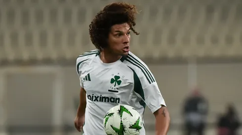 Willian Arão, do Panathinaikos FC, corre com uma bola durante a partida da Fase MD6 da Liga Conferência da UEFA 2024/25 entre Panathinaikos FC e FC Dinamo-Minsk em 19 de dezembro de 2024 em Atenas, Grécia. (Foto de Milos Bicanski/Getty Images)