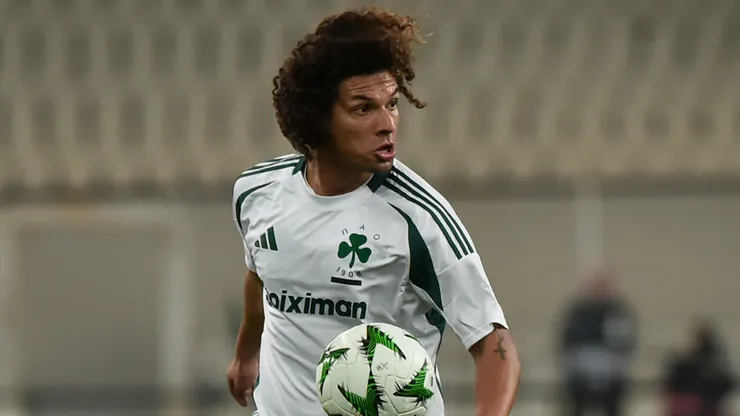 Willian Arão, do Panathinaikos FC, corre com uma bola durante a partida da Fase MD6 da Liga Conferência da UEFA 2024/25 entre Panathinaikos FC e FC Dinamo-Minsk em 19 de dezembro de 2024 em Atenas, Grécia. (Foto de Milos Bicanski/Getty Images)