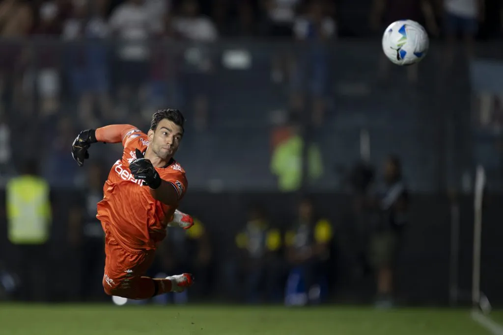 RJ – RIO DE JANEIRO – 22/04/2025 – COPA SUL-AMERICANA 2025, VASCO X LANUS – Leo Jardim goleiro do Vasco durante partida contra o Lanus no estadio Sao Januario pelo campeonato Copa Sul-americana 2025. Foto: Jorge Rodrigues/AGIF