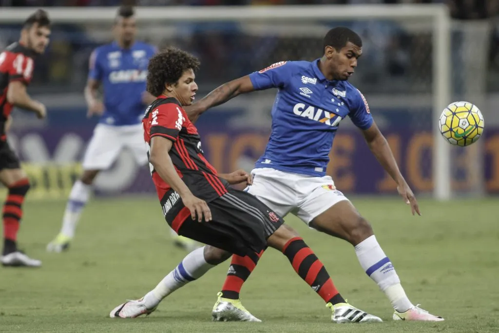 Belo Horizonte – MG 15/06/2016 – BRASILEIRO A 2016 – Cruzeiro x Flamengo  -Alex , jogador do Cruzeiro e Willian Arao , jogador do Flamengo durante partida no Mineirao. Foto: Thomas Santos/AGIF