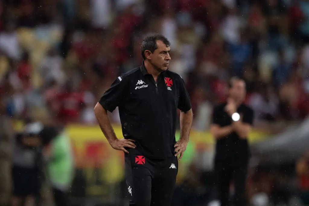 Fabio Carille técnico do Vasco durante partida contra o Flamengo pelo campeonato Brasileiro A 2025. Foto: Thiago Ribeiro/AGIF