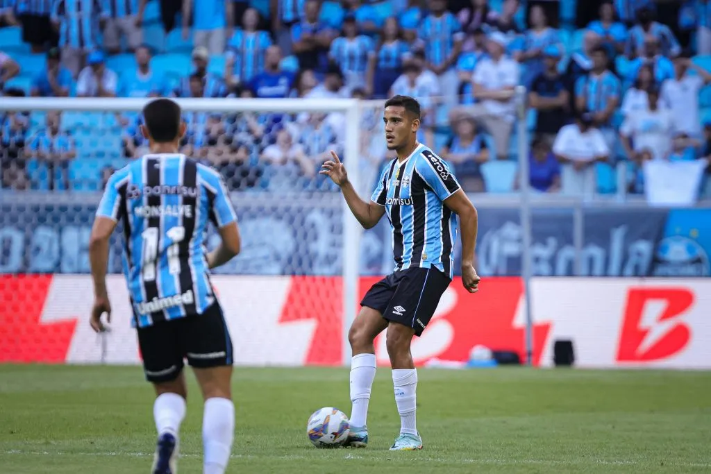 Gustavo Martins jogador do Grêmio durante partida contra o São Luiz-RS pelo campeonato Gaúcho 2025. Foto: Maxi Franzoi/AGIF