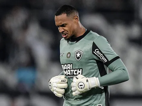 John franga bizarramente em Estudiantes x Botafogo e torcida afirma que foi proposital