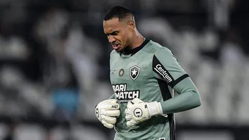 John comete falha gigante em Estudiantes x Botafogo. Foto: Thiago Ribeiro/AGIF