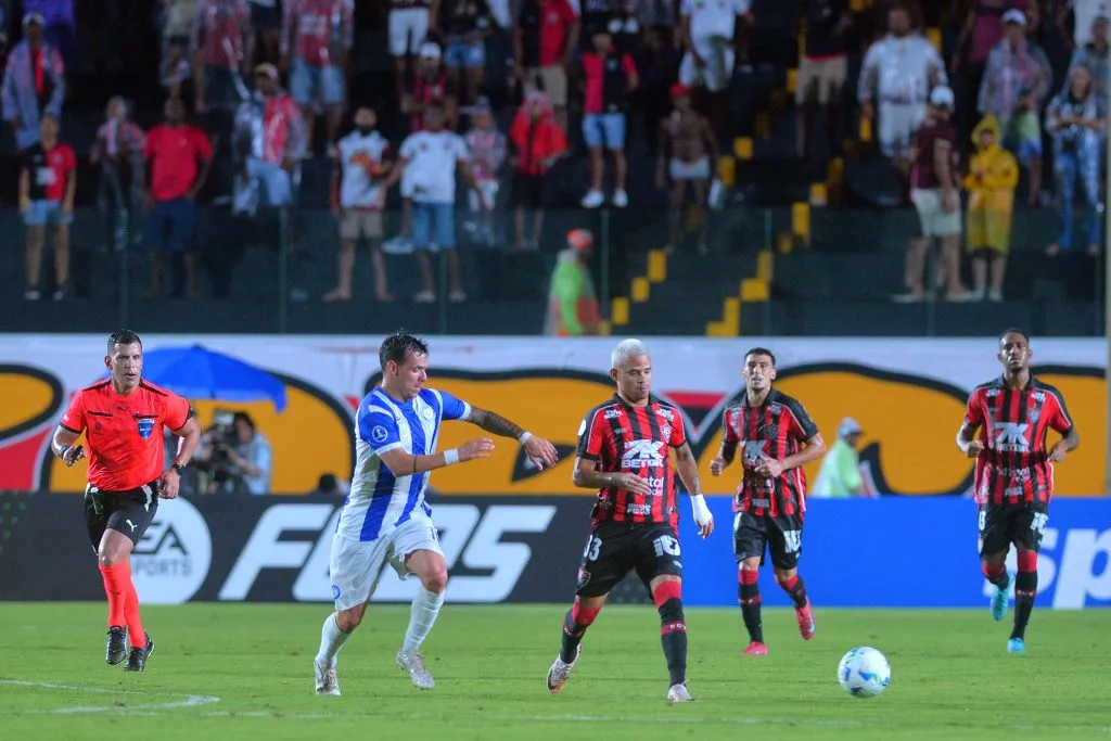 Mateuzinho, jogador do Vitoria durante partida contra o Cerro Largo no estadio Barradao pelo campeonato Copa Sul-americana 2025. Foto: Walmir Cirne/AGIF