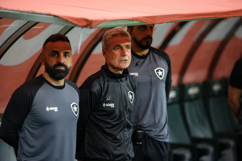 MG – Belo Horizonte – 07/11/2022 – BRASILEIRO A 2022, ATLETICO MG X BOTAFOGO – Luiz Castro tecnico do Botafogo durante partida contra o Atletico-MG no estadio Mineirao pelo campeonato Brasileiro A 2022. Foto: Gilson Junio/AGIF