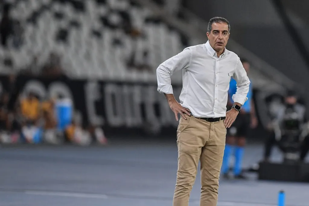 RJ – RIO DE JANEIRO – 08/04/2025 – COPA LIBERTADORES 2025, BOTAFOGO X CARABOBO – Renato Paiva tecnico do Botafogo durante partida contra o Carabobo no estadio Engenhao pelo campeonato Copa Libertadores 2025. Foto: Thiago Ribeiro/AGIF