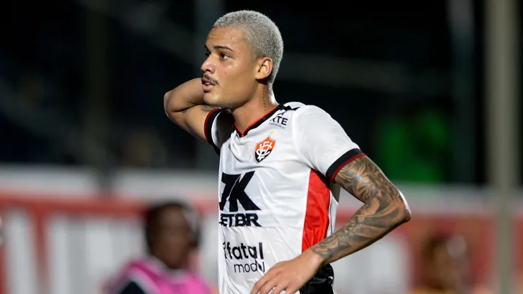 Janderson jogador do Vitoria comemora seu gol com jogadores do seu time durante partida contra o Fortaleza no estádio Barradão pelo campeonato Brasileiro A 2025. Foto: Jhony Pinho/AGIF